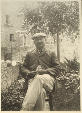 Luigi De Vecchis ripreso nel giardino di Palazzo De Vecchis a Montefiore dell'Aso