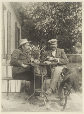 Luigi De Vecchis ed un suo amico nel giardino di casa De Vecchis mentre sorseggiano un caffè