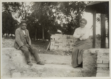 Luigi De Vecchis, e Elvira Giovannetti vicino ad un pozzo, località Valdaso