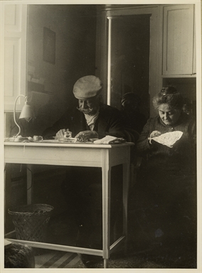 Elvira Giovannetti intenta a fare l'uncinetto e Luigi De Vecchis preso dalla lettura della corrispondenza