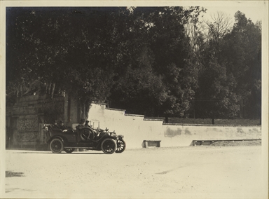 Luigi De Vecchis e Elvira Giovannetti a bordo della loro automobile Lancia all'ingresso di Piazza del Popolo