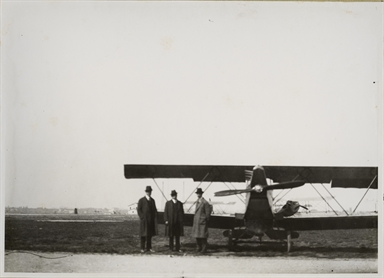 Ritratti maschili vicino ad un aereomobile sul Campo di Volo (Fortuna) località Marina Palmense