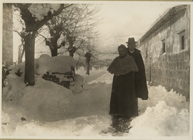 Luigi De Vecchis e sua moglie Elvira Giovannetti dopo una nevicata in località Valdaso