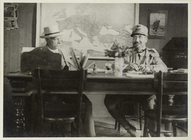Luigi De Vecchis e Francesco Egidi dietro una scrivania nel periodo della Prima Guerra Mondiale