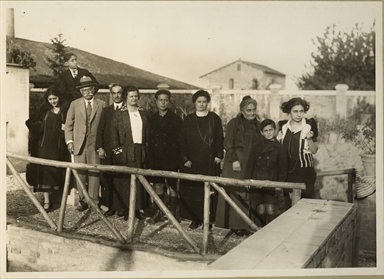 Luigi De Vecchis, il secondo da sx con il cappello, Elvira Giovannetti, la terza da dx, con altri uomini, donne e bambini in località Valdaso