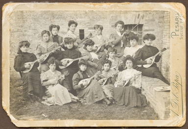 Giovani donne che suonano le mandole