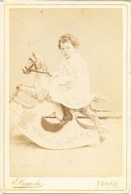 Ritratto di Domenico Valori su cavallo a dondolo