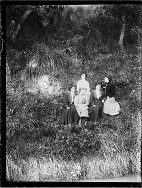 Foto di un gruppo di cinque donne