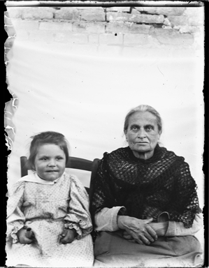 Ritratto di una bambina con signora anziana