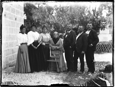 Foto di gruppo di uomini e donne