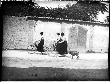 Tre donne in bicicletta