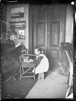 Bambini ritratti durante un gioco