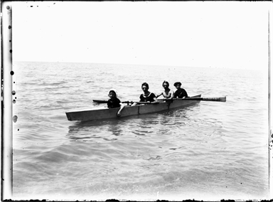 Foto di un gruppo di giovani in canoa, a Pedaso