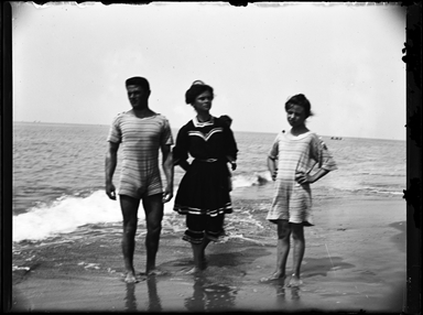 Gruppo di giovani sulla spiaggia di Pedaso