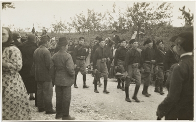 Militari che marciano in mezzo alla folla