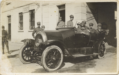 Militari ritratti in automobile