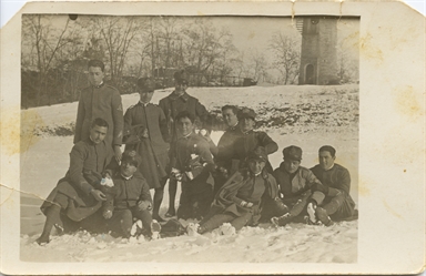 Militari ritratti sulla neve