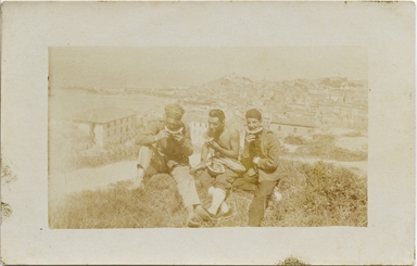 Ritratti maschili con una località marittima sullo sfondo