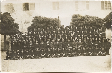 Gruppo giovani bersaglieri con figure maschili e femminili adulte