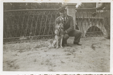 Militare, cugino di Giuseppe Del Zozzo, ritratto con il cane