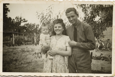 Giuseppe Del Zozzo ritratto insieme alla cognata Concettina e al piccolo Luciano Del Zozzo