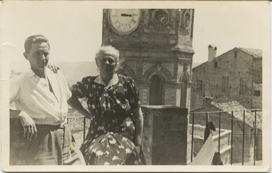 Ritratto di Giuseppe Del Zozzo insieme alla madre Nerina Vittorangeli a Fermo