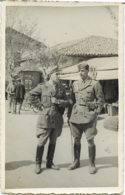Ritratto di Giuseppe Del Zozzo, da ufficiale, insieme ad un suo commilitone in Albania