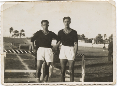 Ritratto dell'atleta Giuseppe Del Zozzo insieme ad un suo amico