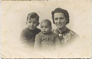 Ritratto di Amleto e Vittorio Manganelli con la loro madre Irma Del Zozzo
