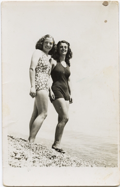 Ritratto di Indeide Antonelli con l'amica Licia Liberati, sulla spiaggia di Cupra Marittima