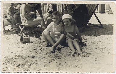 Sandro Chiodini con la sorella Nadia al mare a Porto S. Giorgio