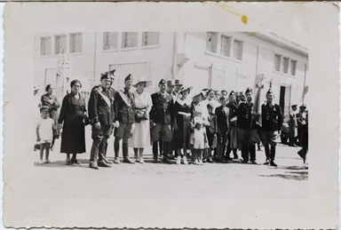 Foto di gruppo di militari e alcune signore