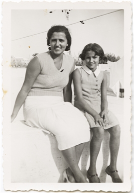 Irma Del Zozzo ritratta insieme ad una bambina