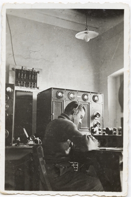 Ritratto di Emilio Del Zozzo durante il servizio militare in uno studio radiotelegrafonico