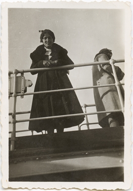 Irma Del Zozzo ritratta sul ponte di una nave