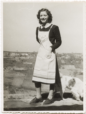 Ritratto di Indeide Antonelli insieme al cane