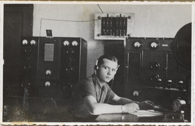 Ritratto di Emilio Del Zozzo durante il servizio militare in uno studio radiotelegrafonico
