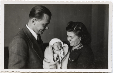 Emilio Del Zozzo e la moglie Concettina, con in braccio la figlia Paola