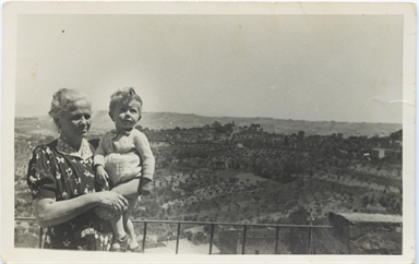 Nerina Vittorangeli con bambino in braccio