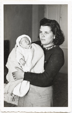 Paola Del Zozzo in braccio alla madre Concettina