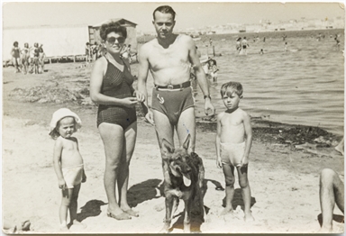 Emilio Del Zozzo e la moglie Concettina, con i figli Paola e Luciano e il cane, al mare