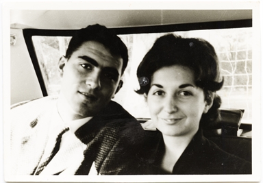 Ritratto di Vittorio Manganelli insieme alla moglie Angela, all'interno di un'automobile