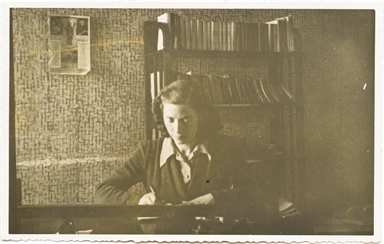 Ritratto di Indeide Antonelli mentre scrive