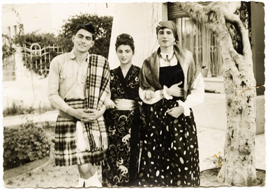 Vittorio, Annamaria e Amleto Manganelli in occasione del carnevale, a Tripoli
