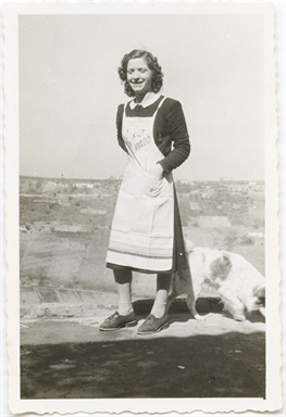 Ritratto di Indeide Antonelli insieme al cane