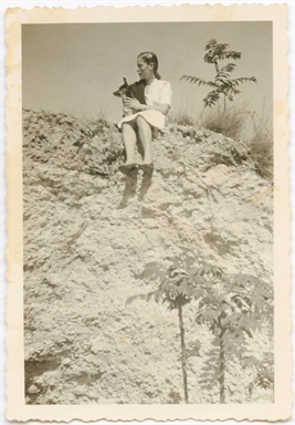 Ritratto di Indeide Antonelli insieme al cane