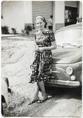 Ritratto di Indeide Antonelli appoggiata ad un'automobile