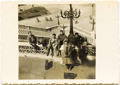 Giuseppe Del Zozzo, a sinistra del lampione, con alcuni colleghi