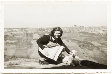 Indeide Antonelli con il suo cane ad Altidona