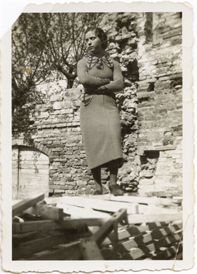 Indeide Antonelli vicino alla sua abitazione ad Altidona